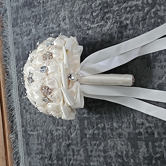 None Accessories - Bridal boquet with brooches